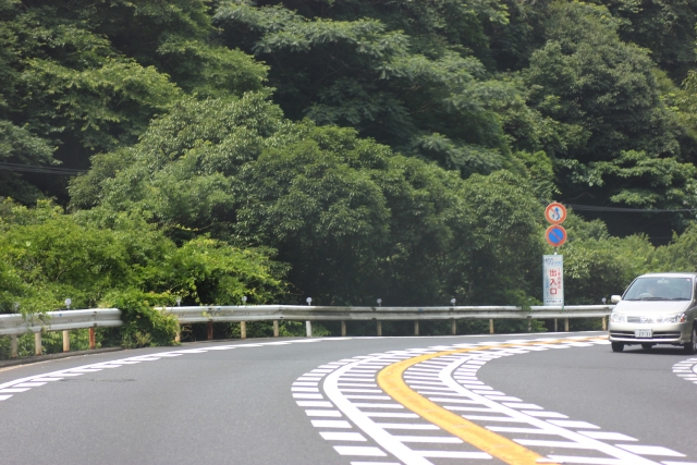 「前の車どいて！」田舎道をノロノロ走る車に不満…車間距離を詰めたら、あおり運転？